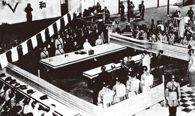 《降书》上签字,日本中国派遣军参谋长小林浅三郎向中国陆军总司令