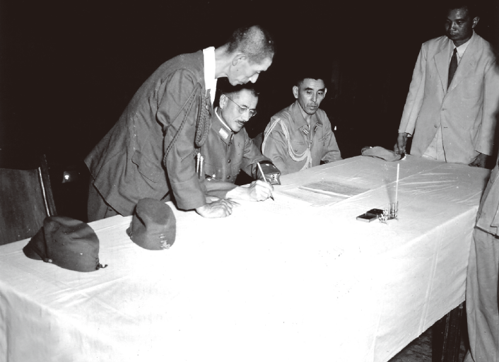 田中久一在投降书上签字